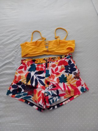 Bikini estampado tropical y shorts