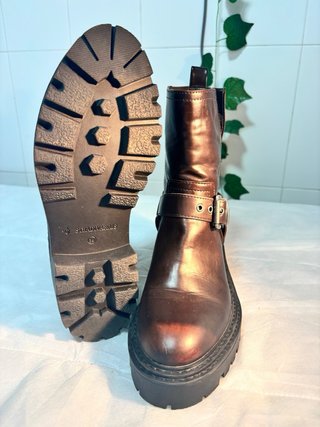 Botines moteros Stradivarius marrones con hebillas