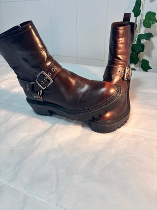 Botines moteros Stradivarius marrones con hebillas