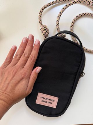 Bolso pequeño Stradivarius negro y rosa