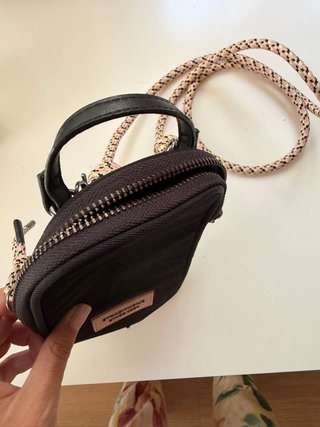 Bolso pequeño Stradivarius negro y rosa