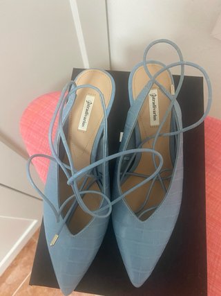 Zapatos Stradivarius azules atados