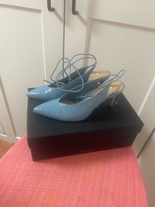 Zapatos Stradivarius azules atados