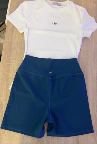 Conjunto Alo: Camiseta blanca y shorts azul