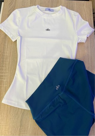 Conjunto Alo: Camiseta blanca y shorts azul