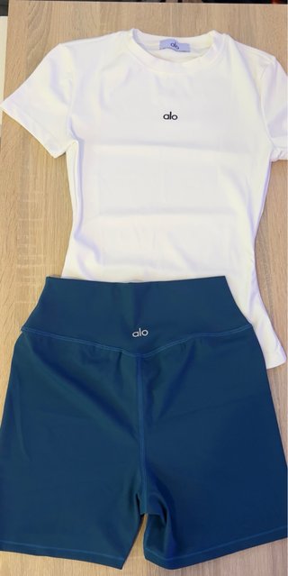 Conjunto Alo: Camiseta blanca y shorts azul