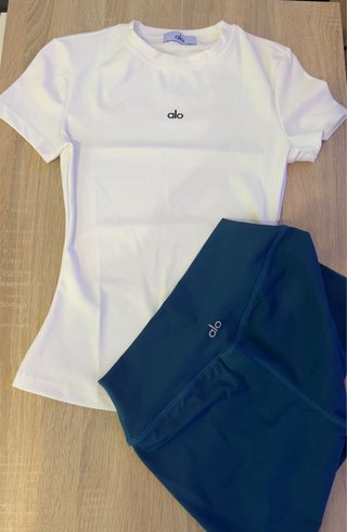 Conjunto Alo: Camiseta blanca y shorts azul