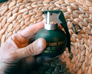Replica di granata militare M67 con effetti