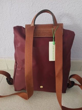 Mochila burdeos con detalles en piel