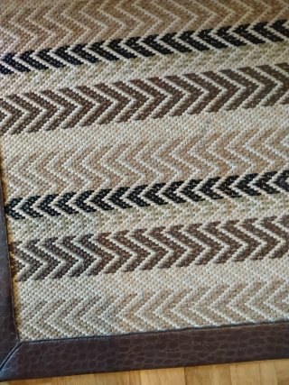 Alfombra tejida con borde de piel, 85 por 129 cm