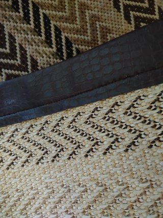 Alfombra tejida con borde de piel, 85 por 129 cm