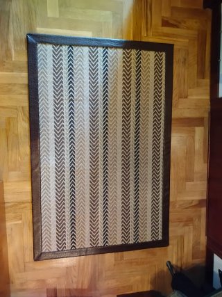 Alfombra tejida con borde de piel, 85 por 129 cm