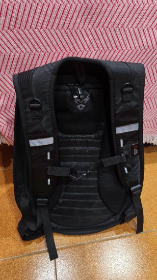Mochila moto MotoCentric rígida — negra y roja