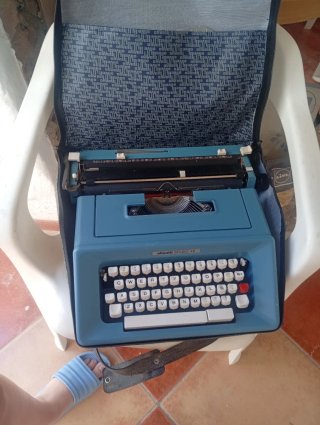 Máquina de escribir Olivetti Studio 46 azul