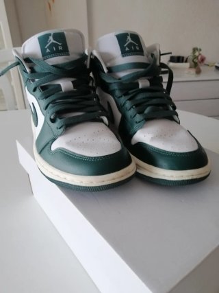 Jordan Air 1 Mid Verde y Blanco Talla 38