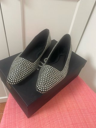 Zapatos de tacón negros con pedrería