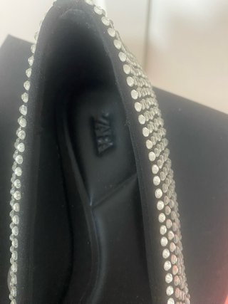 Zapatos de tacón negros con pedrería