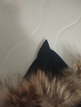 Cazadora negra con capucha y pelo