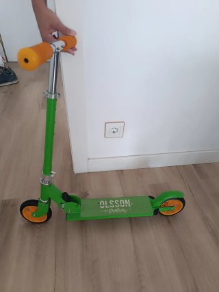 Patinete infantil plegable verde un solo uso