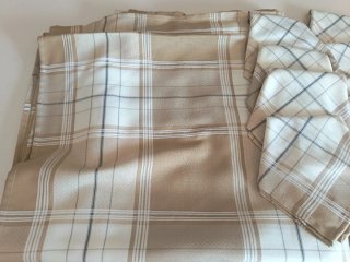 Mantelería beige cuadros tela