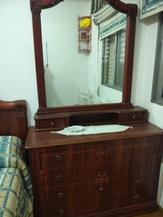 Dormitorio madera oscura tallada