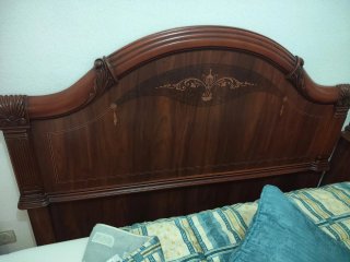 Dormitorio madera oscura tallada