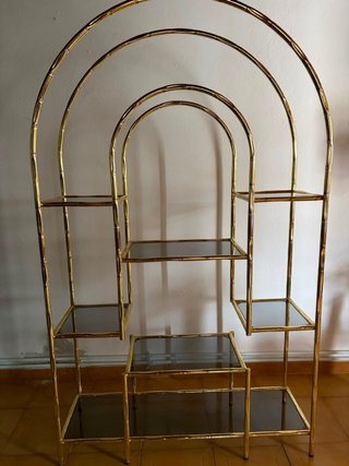 Estantería dorada de metal y vidrio estilo vintage