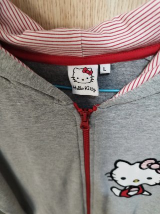 Bata Casa Hello Kitty Gris y Rojo