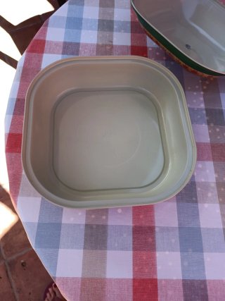 Caja decorativa con tapa metálica con flor