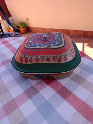 Caja decorativa con tapa metálica con flor