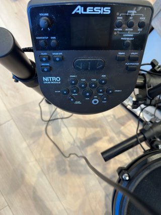 Batería Alesis Nitro - Poco Uso. Con casos Roland