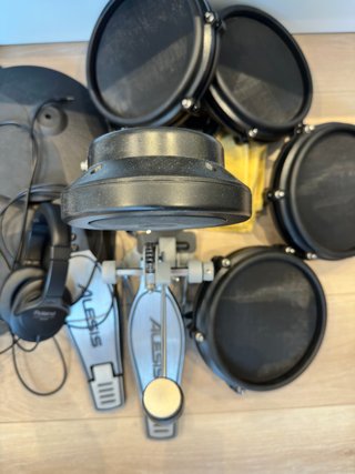 Batería Alesis Nitro - Poco Uso. Con casos Roland