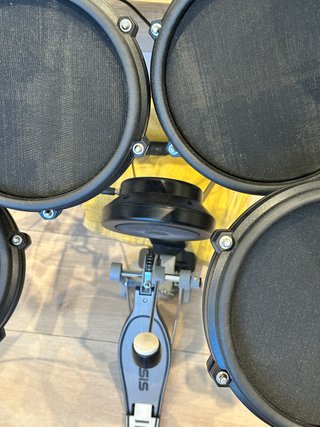 Batería Alesis Nitro - Poco Uso. Con casos Roland