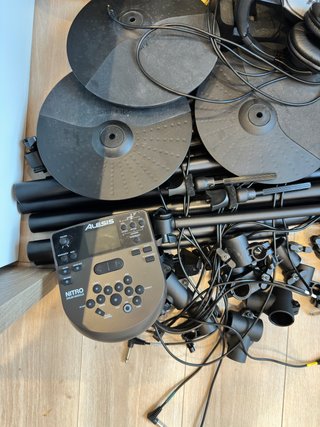Batería Alesis Nitro - Poco Uso. Con casos Roland