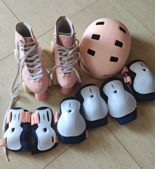 Patines 4 ruedas rosa con casco y protectores
