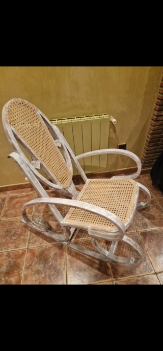 Dolce seggiola in rattan e legno restaurata