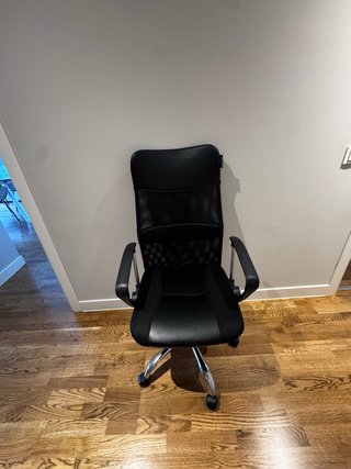 Silla de oficina ergonómica negra