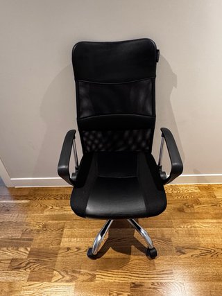 Silla de oficina ergonómica negra