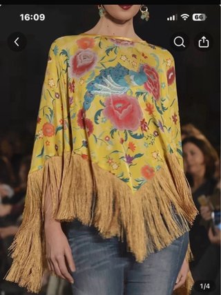 Poncho bordado con flecos
