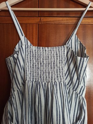 Vestido marinero rayas azul y blanco.