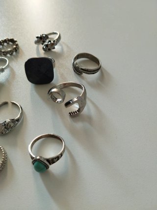 Lote de anillos plateados, turquesa, negros.