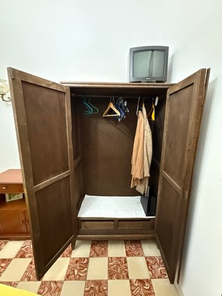 Armario de madera oscuro