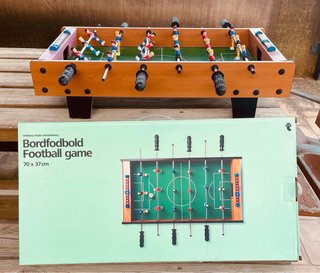 Futbolín de mesa en su caja original