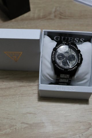 Reloj Guess Negro y Plateado con Cristales