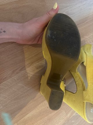 Zapatos de tacón mostaza