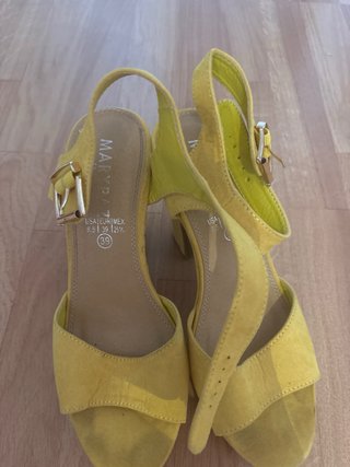 Zapatos de tacón mostaza