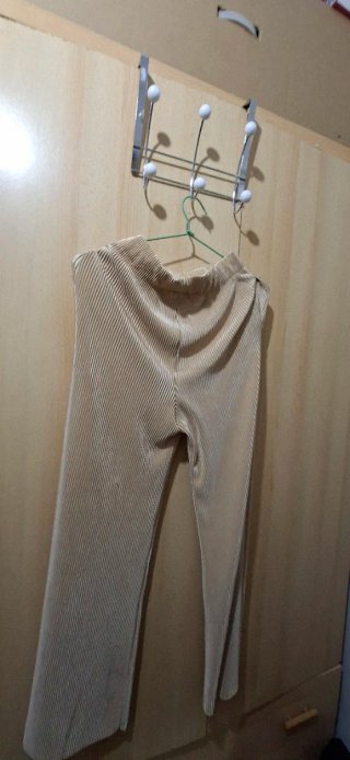 Conjunto pantalón y top plisado beige