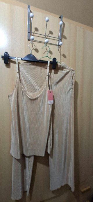 Conjunto pantalón y top plisado beige