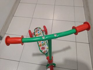 Patinete infantil 3 ruedas casi nuevo