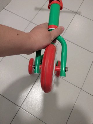Patinete infantil 3 ruedas casi nuevo